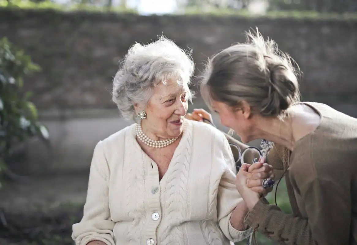 7 Best Perfumes for Grandmothers [for Nostalgia!]